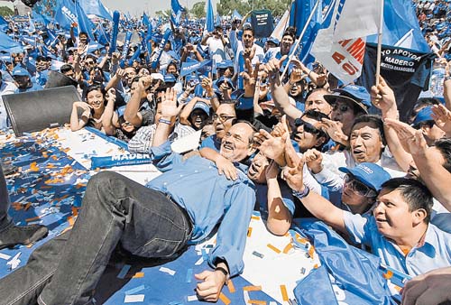 Como un “rock star” de la política. Gustavo Madero, candidato a la presidencia nacional del PAN, abrió campaña en Puebla con un mitin en la Plaza de l