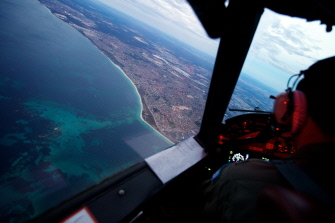 Tripulantes de un avión australiano AP-3C Orion, ante la costa de Perth después de once horas de búsqueda del avión desaparecido