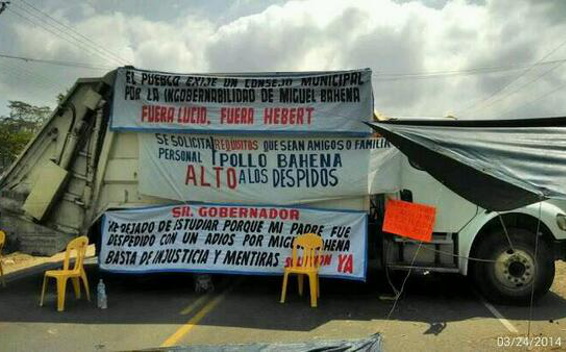 Un camión fue colocado para impedir el paso en el puente.