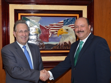 El embajador de Estados Unidos, Anthony Wayne y el gobernador de Chihuahua, César Duarte.