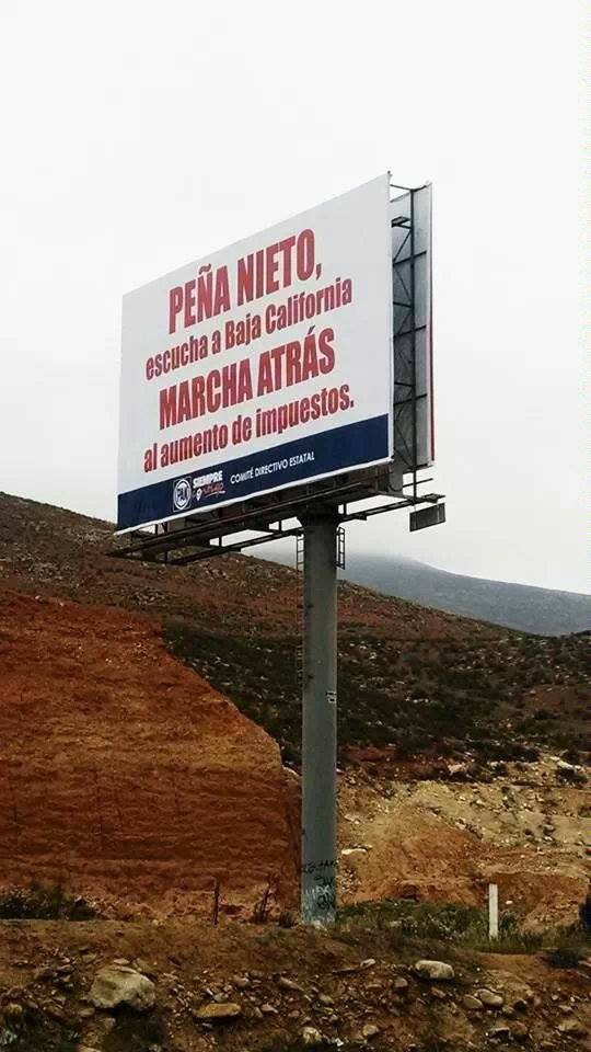 Espectacular del PAN a EPN en carretera a Tecate