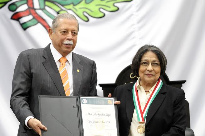 La galardonada dirigió un mensaje durante la sesión solemne.
