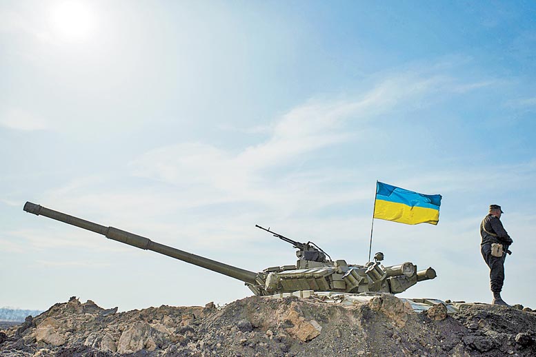 Un soldado monta guardia cerca de la frontera entre Rusia y Ucrania.