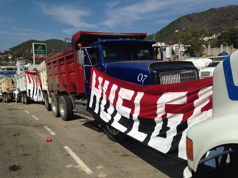 Transportistas exigen que a la constructora ICA les paguen los más de ocho millones de pesos que les adeudan.