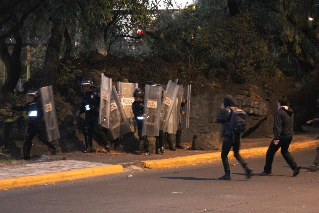 Algunos de los manifestantes en CU agredieron al cuerpo de granderos.