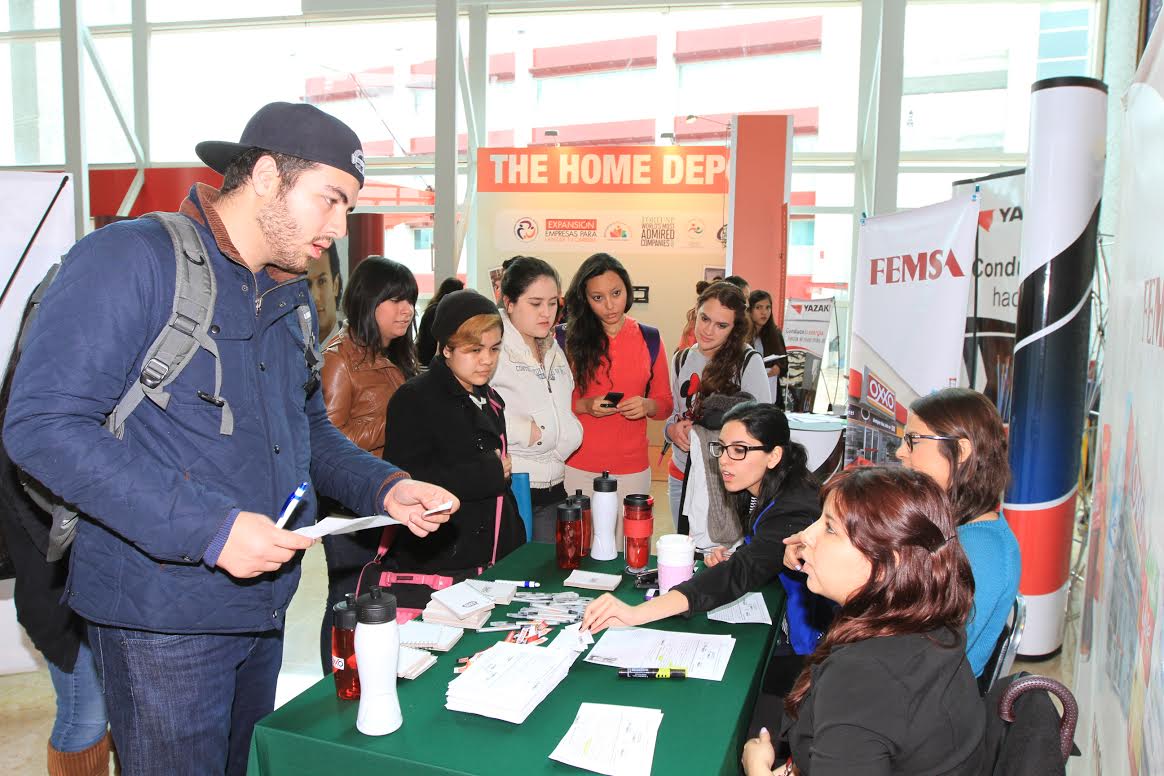 Cada tetramestre la universidad realiza una feria de empleo.