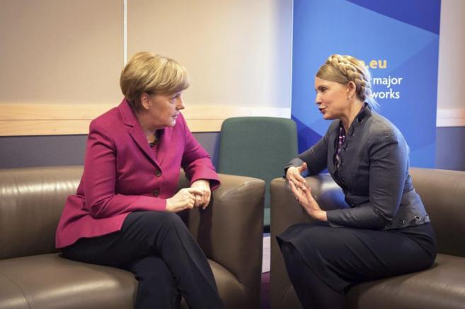 La canciller alemana, Angela Merkel, con la opositora ucraniana Timoshenko (d), en Berlín