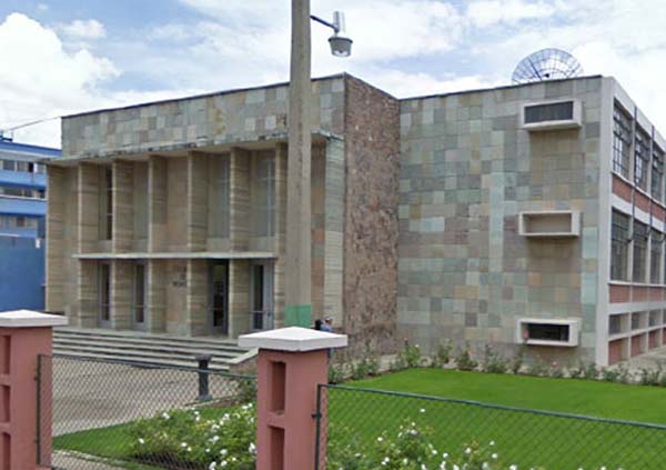 Facultad de Medicina, junto al HGR.