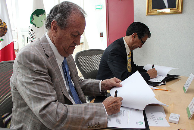 Firma de convenio de la Codhem para atender a adultos mayores.