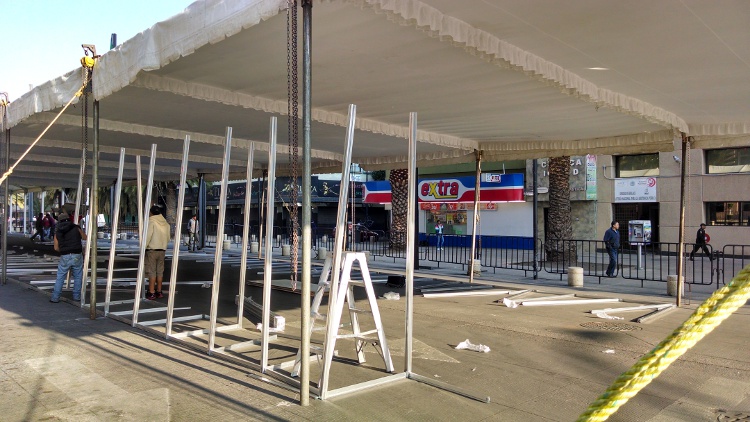 Las carpas se colocaron sobre la Avenida de la República
