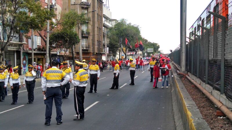 La marcha ocasiona problemas vehiculares en Calzada de Tlalpan