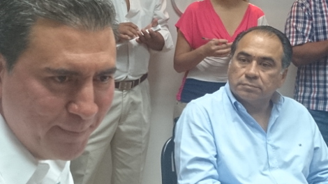 En primer plano el auditor Arturo Latabán. De camisa azul el diputado Héctor Astudillo Flores.