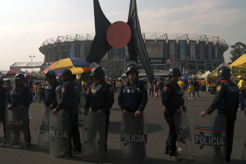 Policía vigila un juego en el Estadio Azteca 