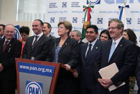 La presidenta nacional del PAN, Cecilia Romero, acompañada de los coordinadores parlamentarios Jorge Luis Preciado y Luis Alberto Villarreal. 