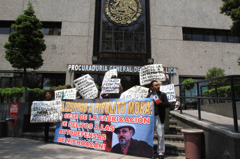 Protesta en las afueras de la PGR para exigir la liberación de Hipólito Mora