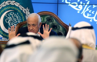 El secretario general de la Liga Árabe, Nabil al Arabi, en la rueda de prensa tras el final de la cumbre en Kuwait City