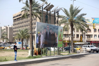 Un cartel de propaganda electoral, en una calle de Bagdad