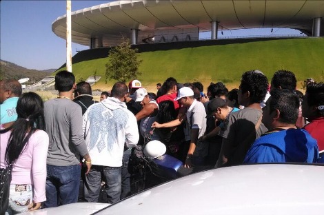 Aficionados y revendedores abarrotan las taquillas del estadio Omnilife.
