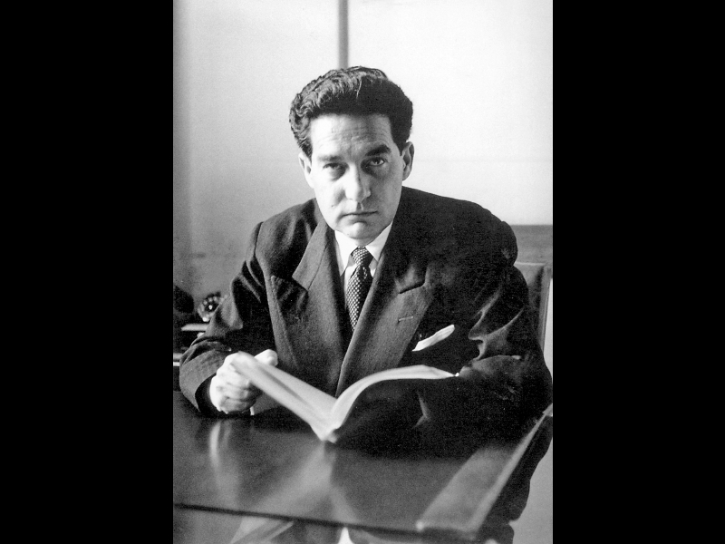 En su despacho de la Cancillería, 1957. Fotografía de Ricardo Salazar. 