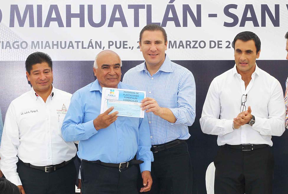 Gira de trabajo del gobernador por el municipio de Santiago Miahuatlán.