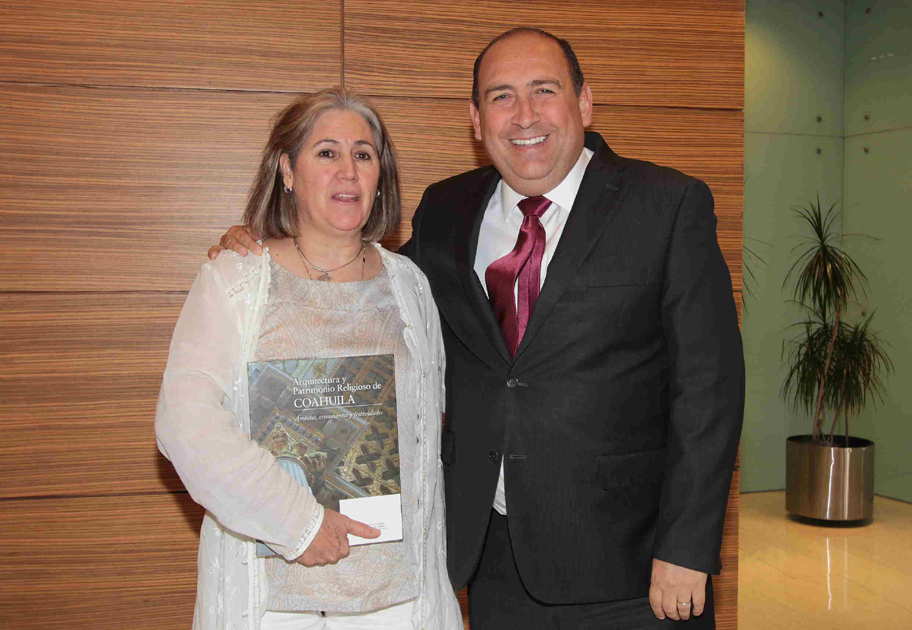 El mandatario se reunió con la maestra Teresa Rodríguez, directora del evento.