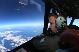 El teniente australiano Russell Adams mira desde la cabina de un avión AP-3C Orion durante la misión de búsqueda del avión malayo