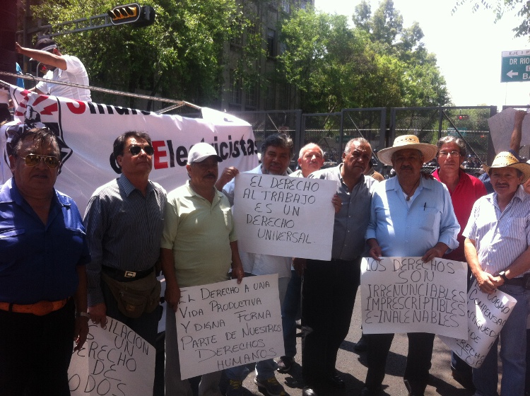 Los ex trabajadores del SME piden que una comisión sea recibida por funcionarios de Segob.