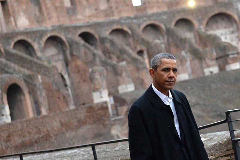 Barack Obama, durante su paseo por el Coliseo romano en su último día de visita a Italia