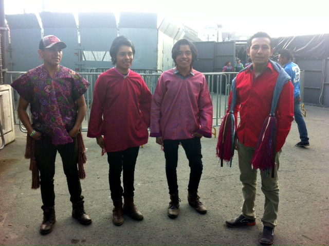 Berna, Iván, Erick y Edy minutos antes de subir al Foro Raíces del Vive Latino.