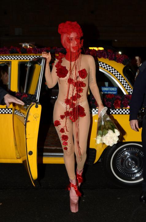 La cantante arribó al hotel Roseland Ballroom con un vestuario en color rojo para celebrar su cumpleaños 28.  