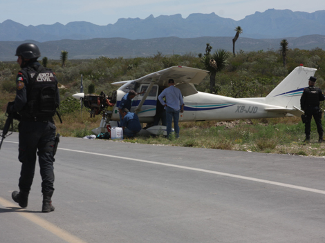 A un costado de la cinta asfáltica y sin daños visibles quedó la avioneta Cessna 172, con matrícula XB-JJD.