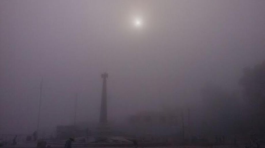 Una densa capa de niebla invadió esta tarde la costa del Golfo de México en playa Miramar.