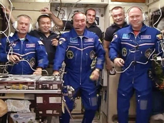 Los nuevos tripulantes hablan con su familia desde la Estación Espacial Internacional