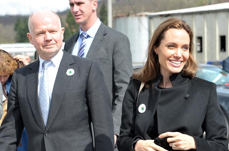 El ministro británico de Relaciones Exteriores William Hague y Angelina Jolie.