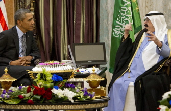 Obama (i), durante su entrevista con el rey saudí Abdalá, en Rawdat Khurayim, el campamento en el desierto del monarca, 35 km al noroeste de Riad