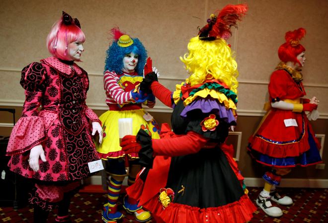 Payasos felicitan entre sí durante la competición de maquillaje
