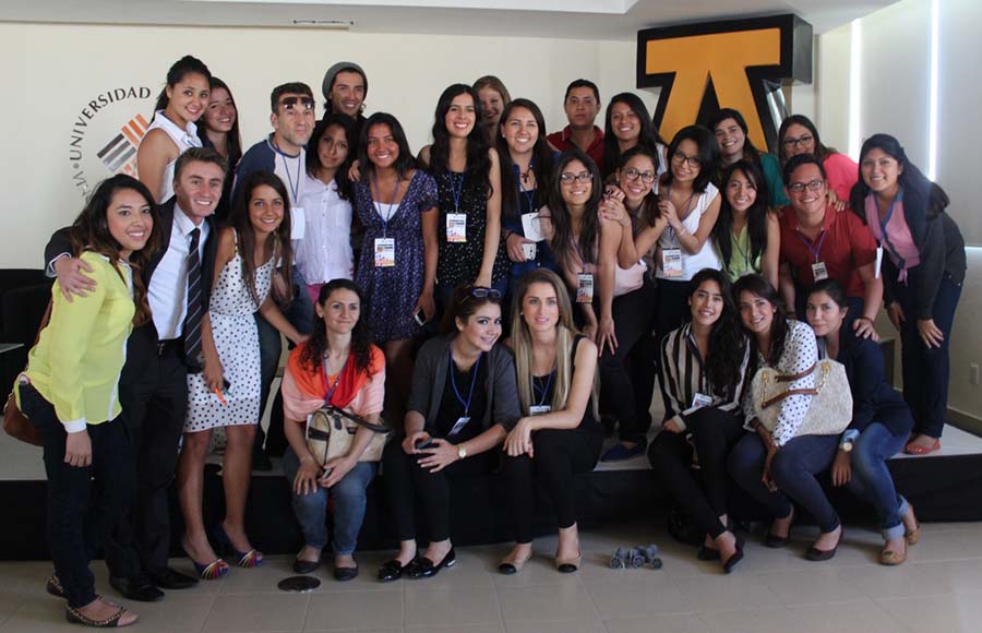 Pepe Beker, director general de Beker con alumnos asistentes al Congreso Innovation to Grow.