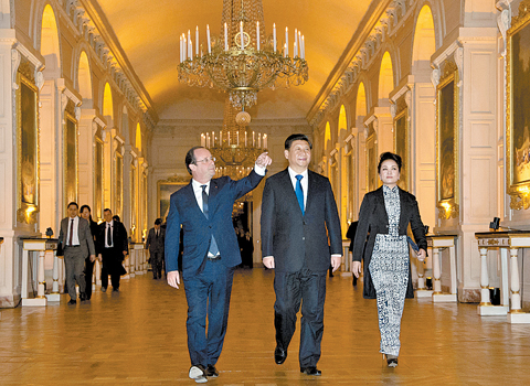 Xi ayer en el Palacio de Versalles junto a su esposa y el presidente francés, François Hollande. 