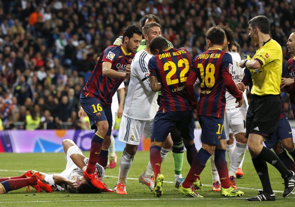 Busquets pisando a Pepe en el Derby