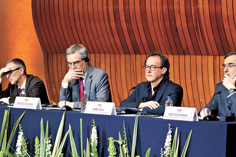 Con la mesa dedicada a los intelectuales y el poder terminó la reunión.