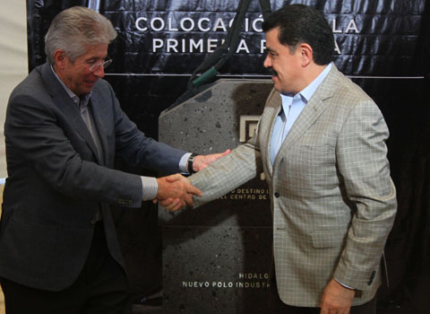 Gerardo Ruiz Esparza y Francisco Olvera en la colocación de la primera piedra de Platah. 