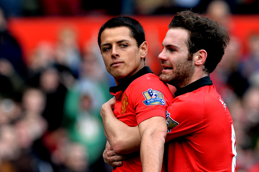 Javier Hernández marcó y Juan Mata lo felicitó 