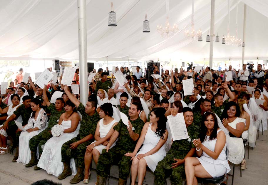 Los recién casados brindaron, partieron pastel, y se tomaron la fotografía grupal.
