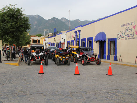 Se reunieron con sus vehículos todo terreno en el casco municipal de Santiago.