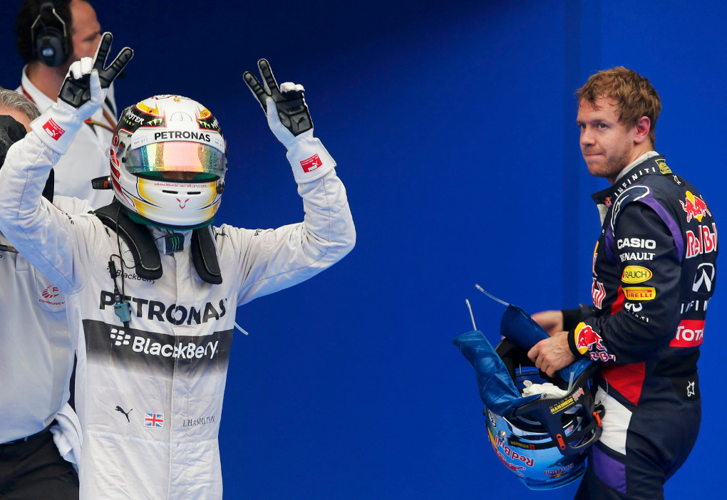 Sebastian Vettel, piloto de Red Bull, mira la pole de Lewis Hamilton