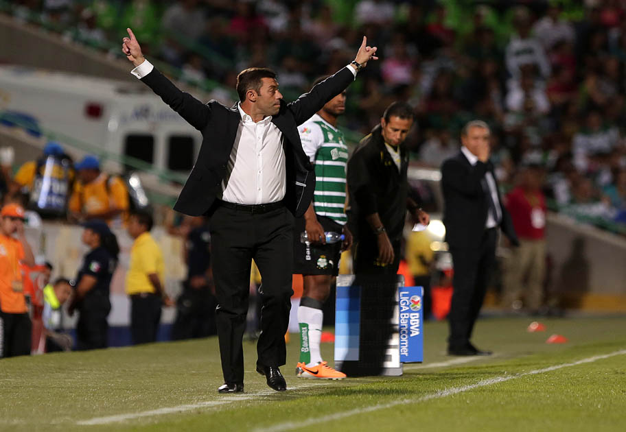 El técnico portugués se mantuvo todo el tiempo dando indicaciones en su área técnica.