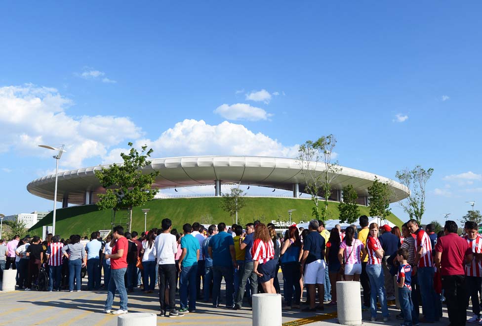 Los asistentes hicieron una larga fila para ingresar al estadio Omnilife 