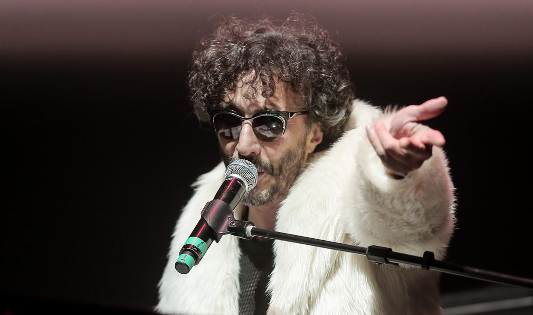 El cantautor no dejó de lado su piano para dar ofrecer un sentimiento romántico a la noche. 