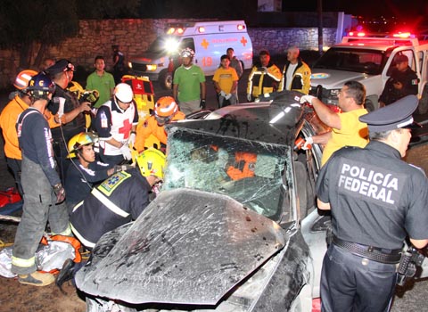 El conductor trató de ganarle el paso a un tráiler. 