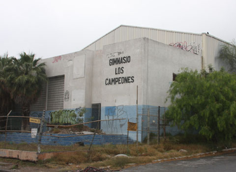 El edificio se encuentra invadido por la maleza y basura. 